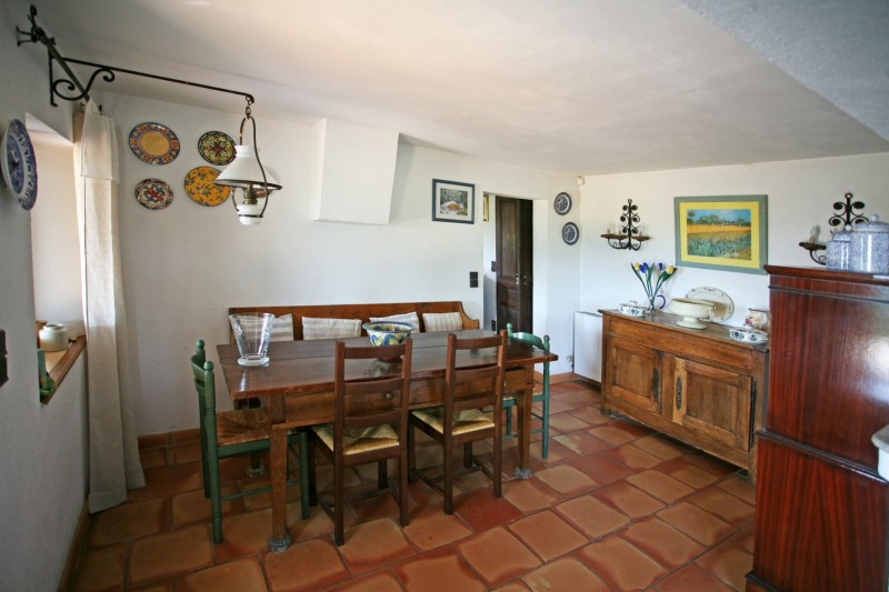 For sale in Gordes, stone house with pool overlooking the valley and the Luberon