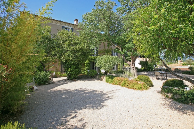 For sale in the Comtat Venaissin, beautiful provençal mansion, with view at 360 ° and a swimming pool