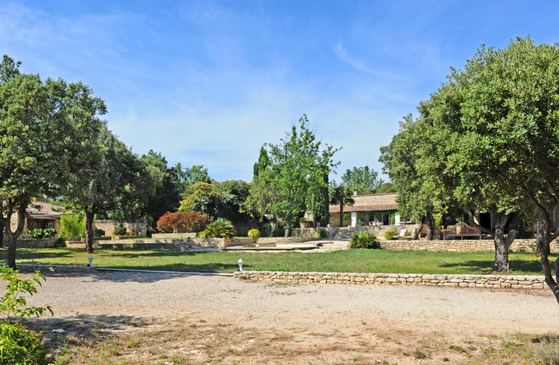 For sale, near Gordes, exceptional estate with 2 houses, loft, 2 pools and tennis court