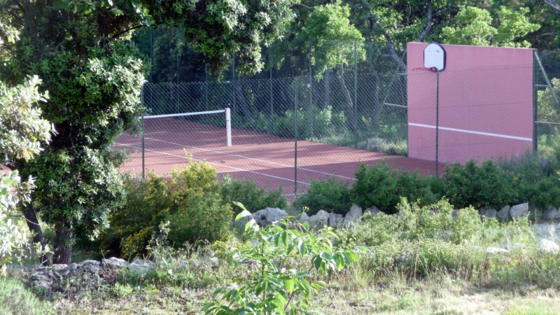 Exceptionnel domaine privé avec 2 maisons et tennis proche de Gordes