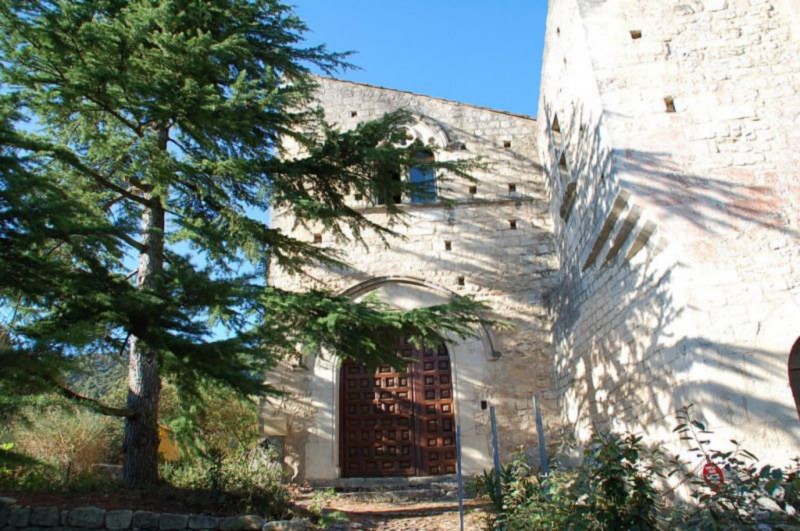 Ancien cloître Roman fortifié en pierres de tailles à vendre en Provence 