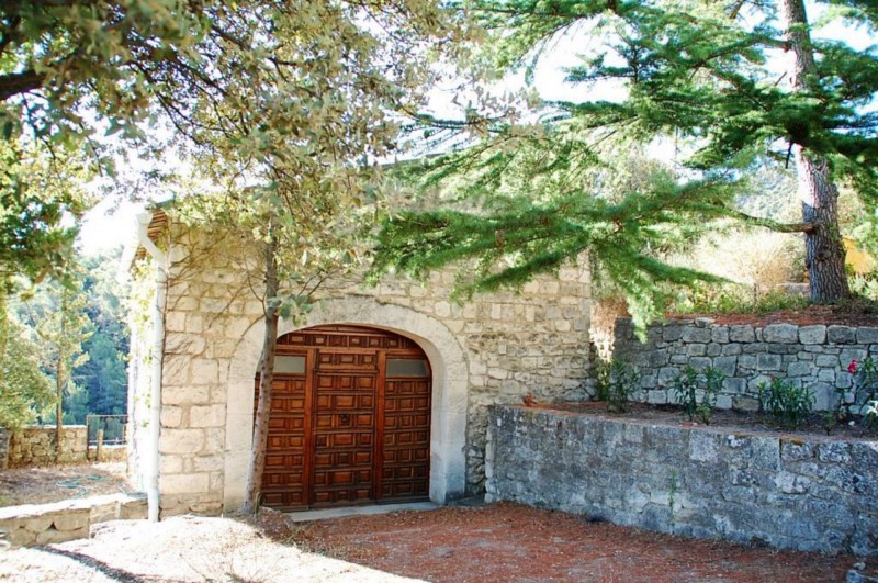 Ancien cloître Roman fortifié en pierres de tailles à vendre en Provence