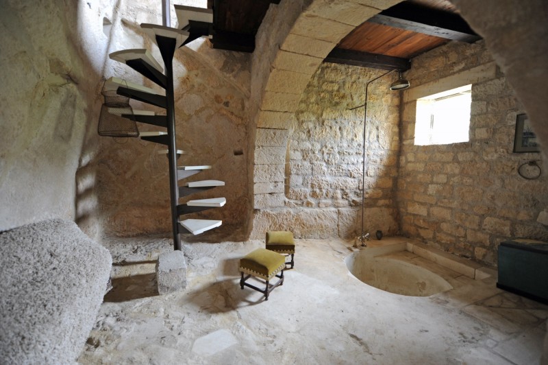 Ancien cloître Roman fortifié en pierres de tailles à vendre en Provence