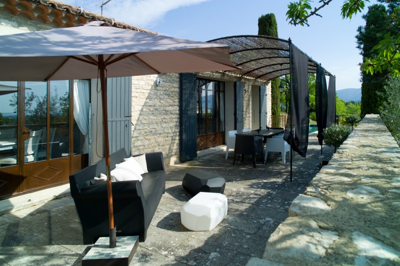 In Gordes, for sale, stone house, renovated with taste, garden and swimming pool