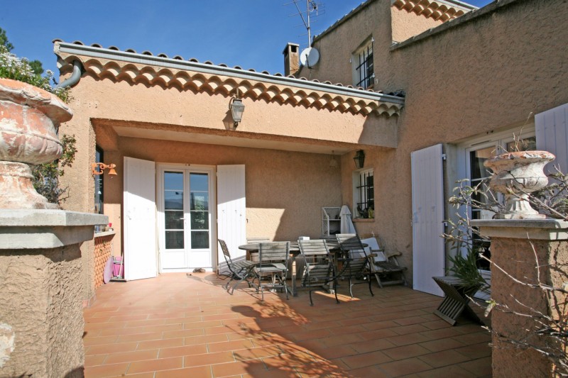 For sale in Luberon, villa with terrace, separate apartment, garage and pool