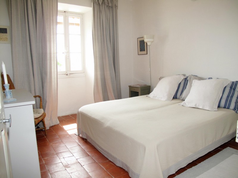 In Gordes, for sale, old hamlet renovated stone house with private courtyard, garden and garage 