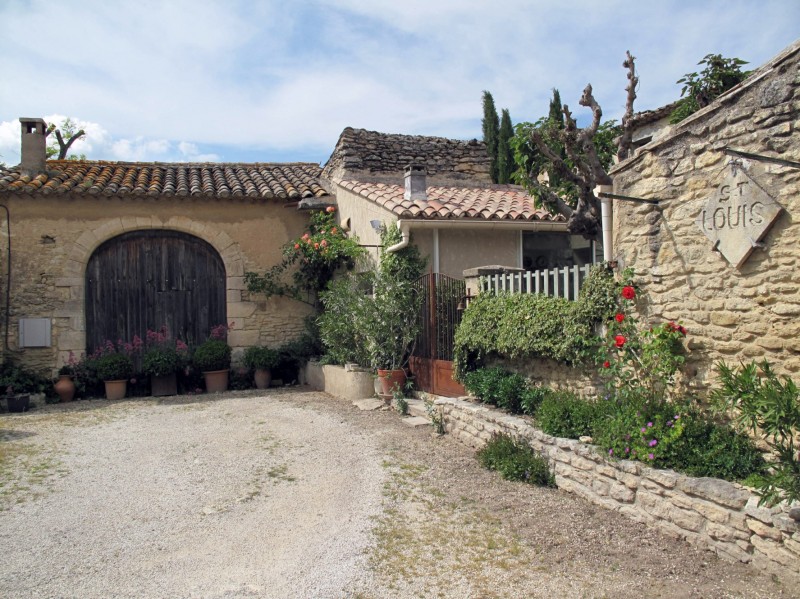 Vente A vendre à Gordes,  maison de hameau en pierres, rénovée,  avec cour, jardin et garage