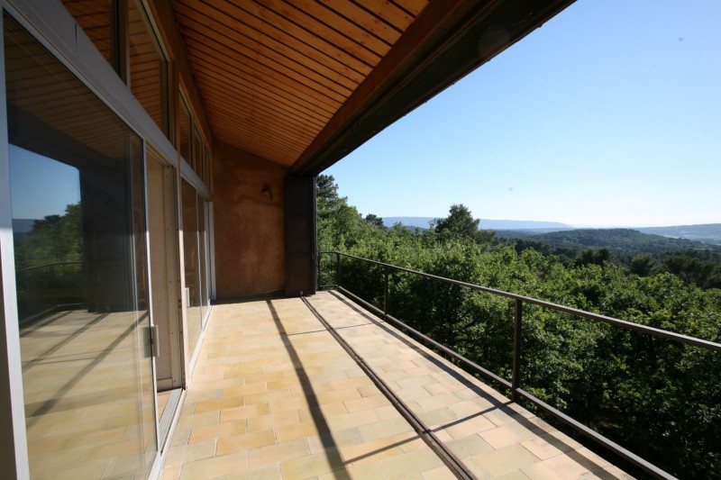 Contemporary architect’s house with exceptional views on the hills of Roussillon