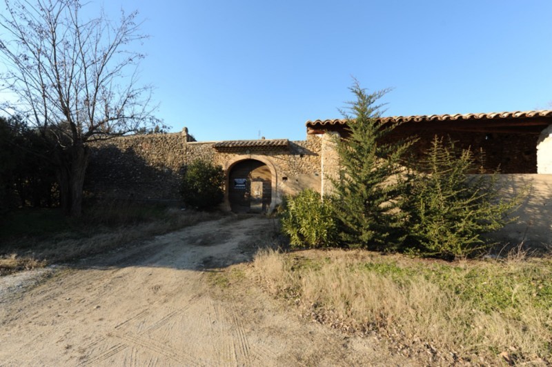 Luberon, for sale, XIXth century partially restored property on 1 hectare