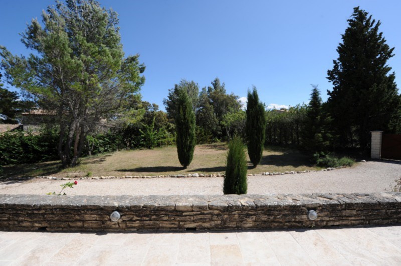 Traditionally built house with pool on 2000 sqm of land for sale in Luberon