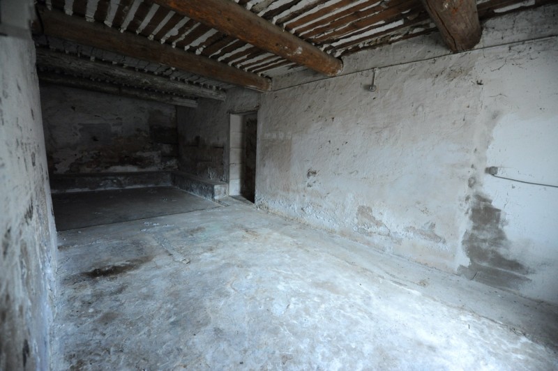 Luberon, for sale, XIXth century partially restored property on 1 hectare