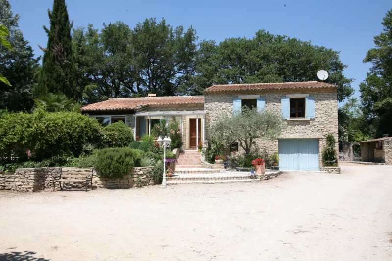 In Luberon, for sale, close to a selected village in Luberon, recent house with a garden and a swimming pool