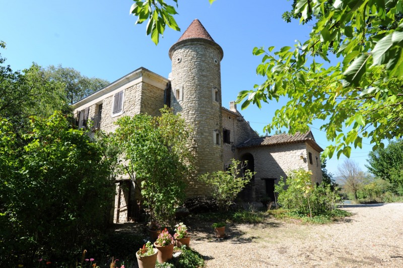 Ferme ancienne fortifiée à restaurer à vendre dans le Luberon 