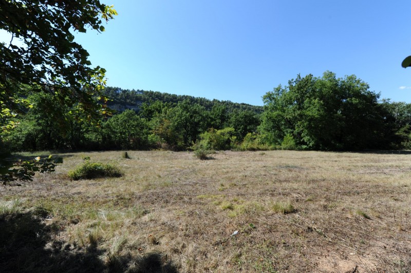 Between Gordes and Roussillon, for sale, fortified farm to restore on 3.5 hectares of land with pool