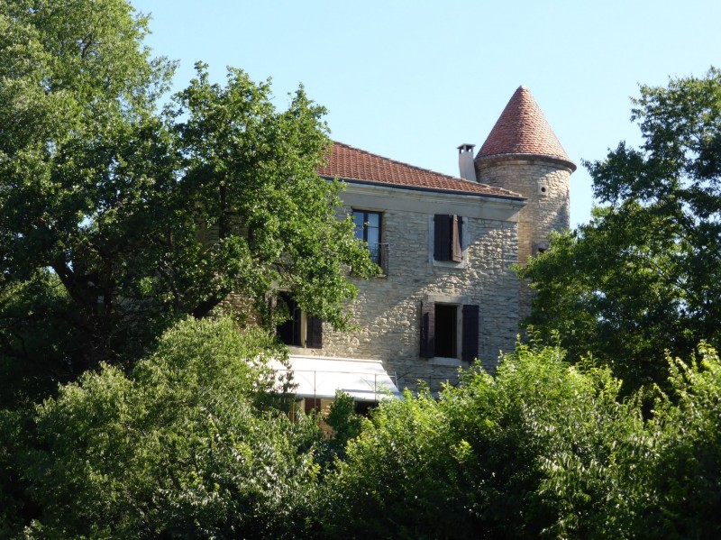 Ferme ancienne fortifiée à restaurer à vendre dans le Luberon