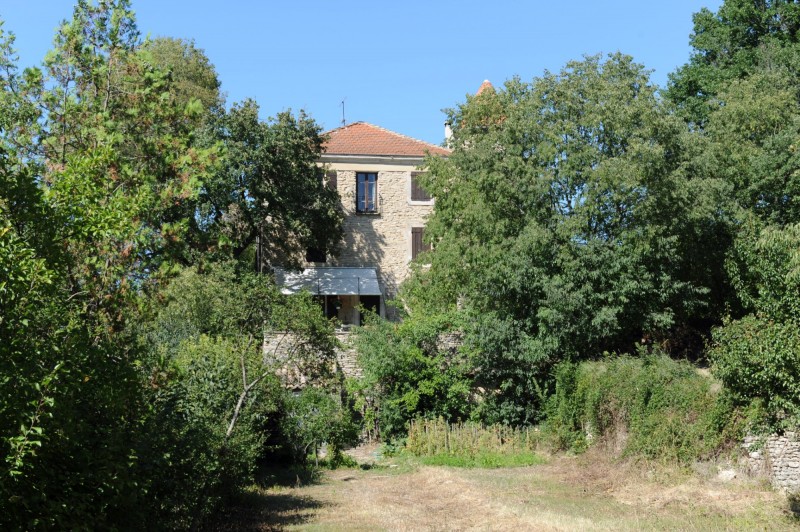 Vente En Luberon, à vendre, ferme ancienne fortifiée à restaurer sur 3,5 hectares, avec piscine