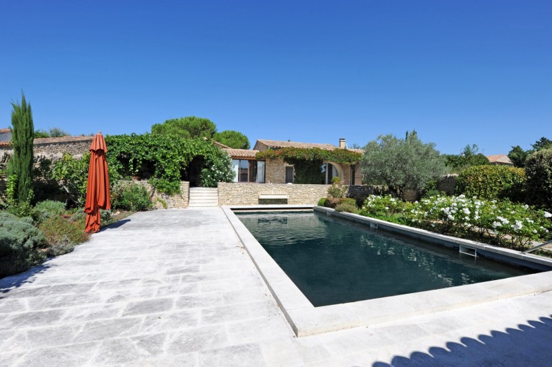 Near Gordes in Luberon, beautiful provencal stone house with garden and heated swimming pool