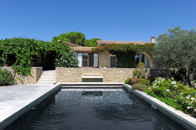 Near Gordes in Luberon, beautiful provencal stone house with garden and heated swimming pool
