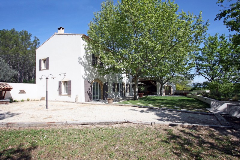 Southern Luberon, near Aix en Provence and just few minutes away from a village, contemporary property on 4 hectares