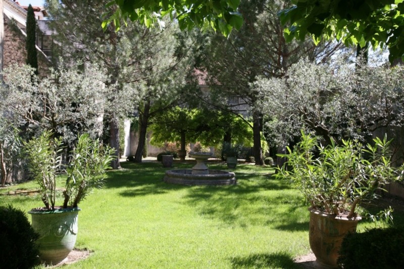 For sale, in a lively town of Luberon, large town mansion with private garden