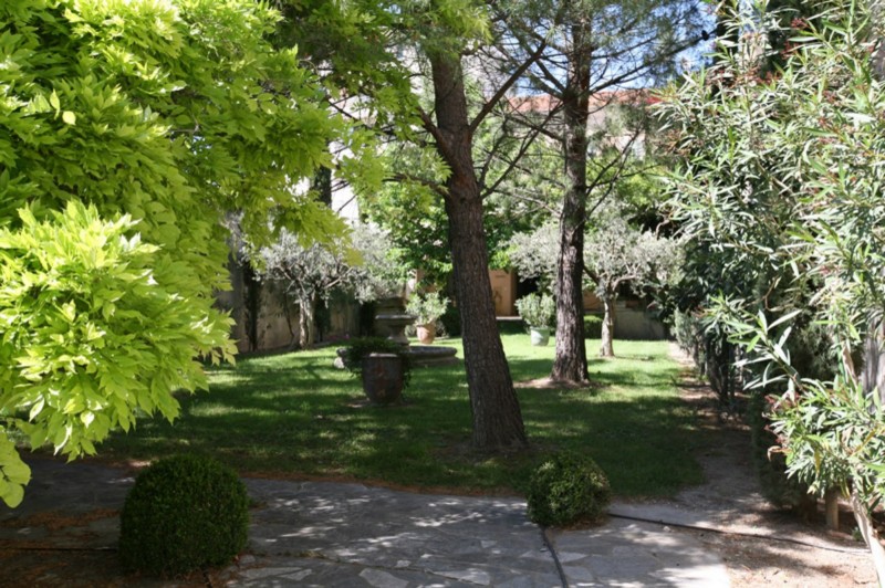 For sale, in a lively town of Luberon, large town mansion with private garden