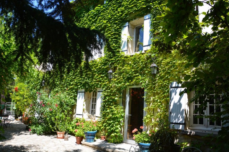 Mas et dépendances restaurés avec jardin à vendre en Provence
