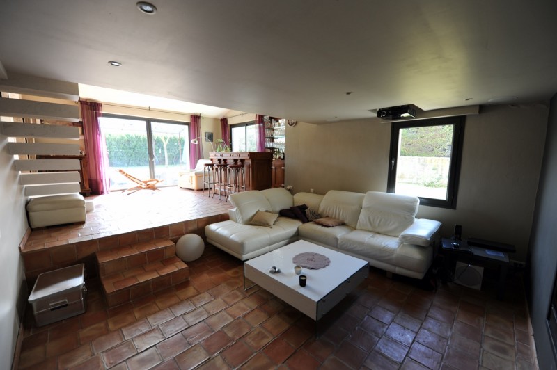 For sale, in Luberon, spacious contemporary house with pool, pool house and view of the village