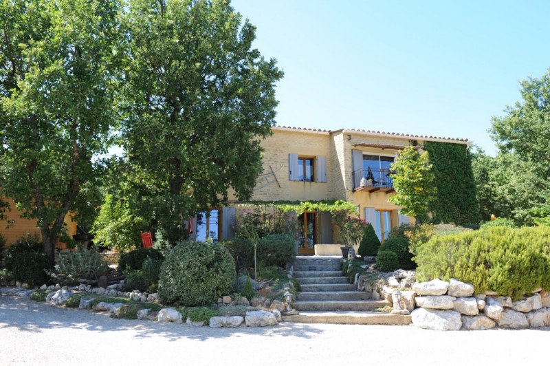 Maison traditionnelle avec vue sur la campagne environnante à vendre en Provence