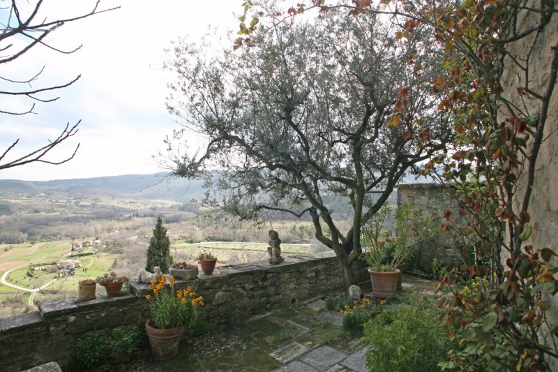  For sale, in a hill top village in Luberon, unique property consisting of two houses with exceptional views 