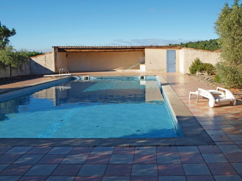 Maison contemporaine avec piscine à vendre proche de Gordes
