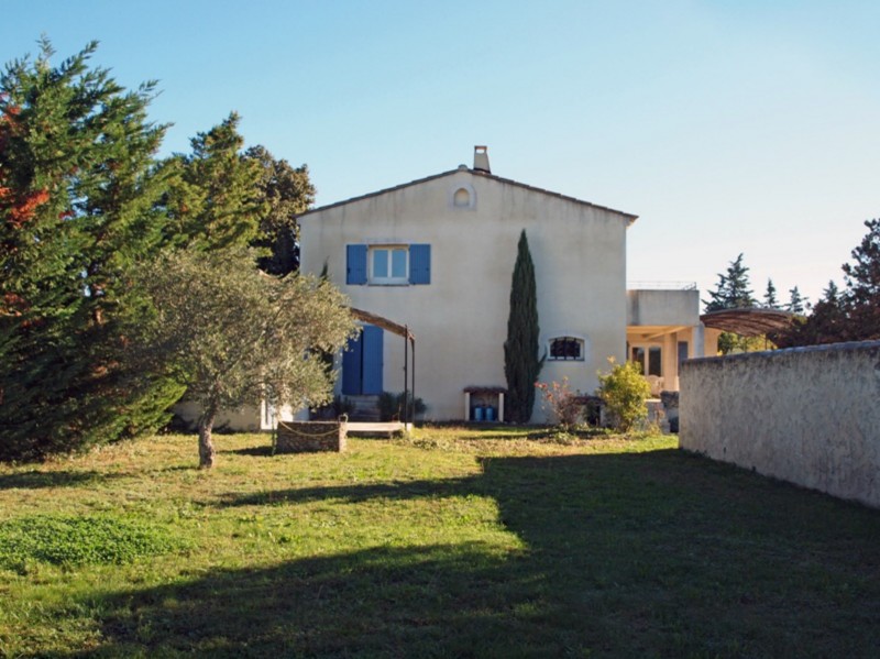 For sale, near Gordes, contemporary house in a park of 3200 sqm with pool and a pool house