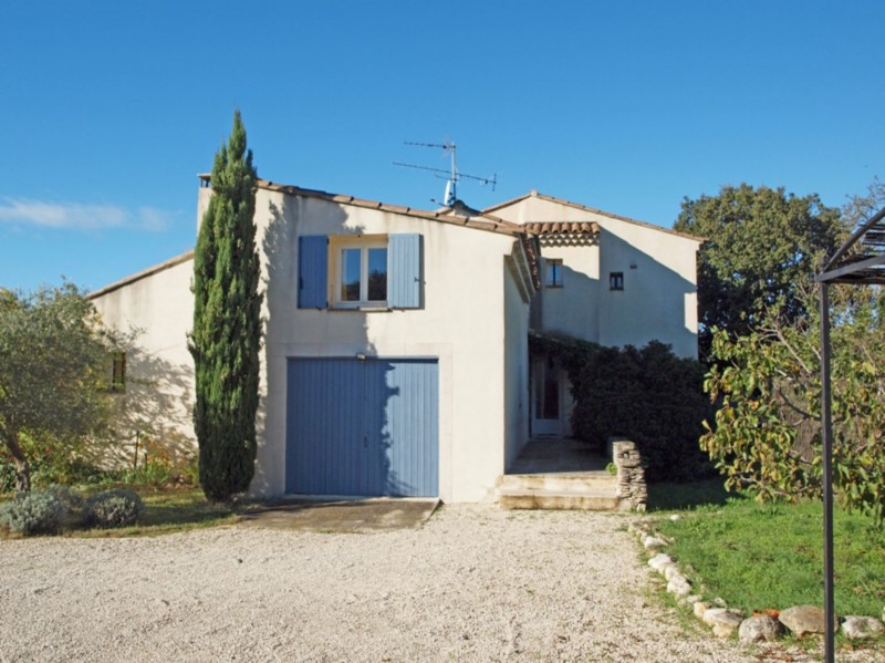 For sale, near Gordes, contemporary house in a park of 3200 sqm with pool and a pool house