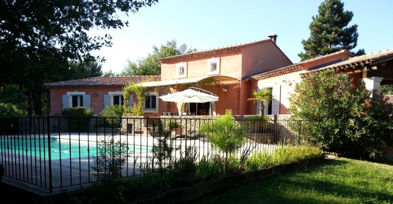 Villa traditionnelle avec piscine à vendre dans le Luberon par ROSIER