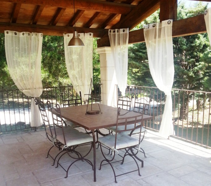 New a village in the Luberon, traditional villa with veranda, garden and pool 