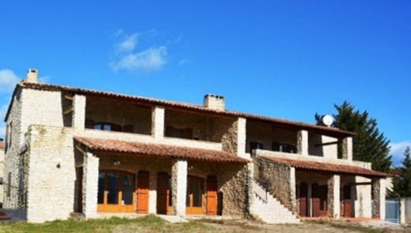 Near a classified village of Luberon, for sale, large stone house divided into 2 apartments and 2 shops/offices
