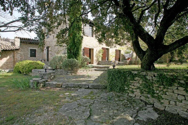 In sale, in Luberon, in a preserved natural park, property in 2 parts with swimming pool