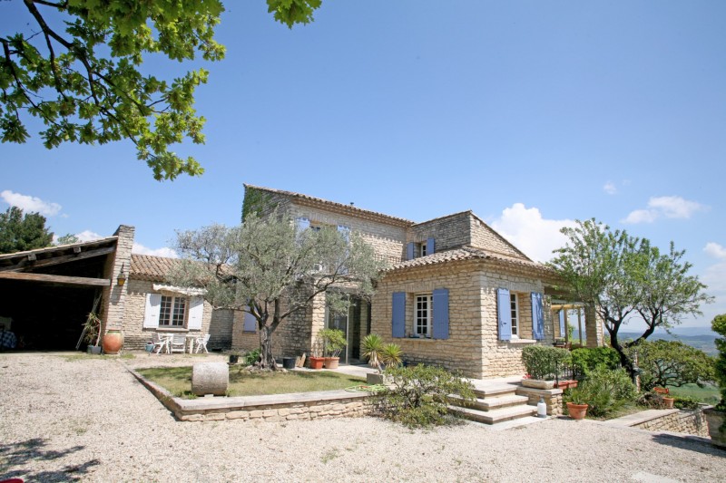 For sale in Luberon, overlooking the Luberon, superb location for this stone house with pool, on 1 hectare of land 