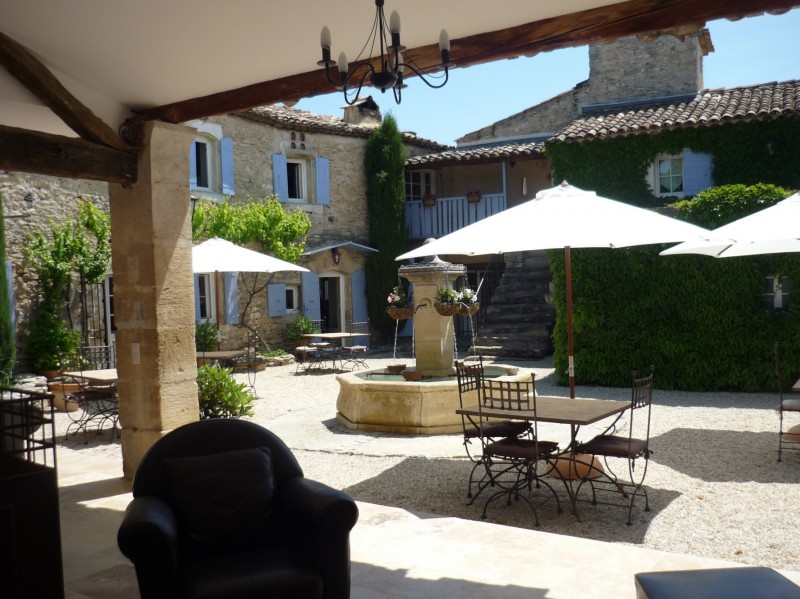 For sale, in Gordes, authentic part of an old farmhouse entirely renovated, with courtyard, pool on more than 1 hectare of grounds