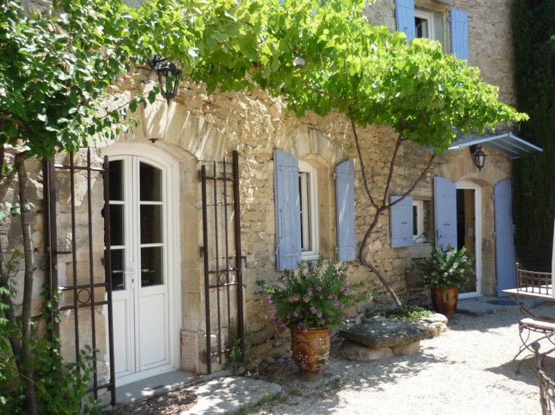For sale, in Gordes, authentic part of an old farmhouse entirely renovated, with courtyard, pool on more than 1 hectare of grounds