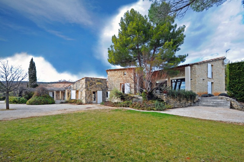 Luberon, for sale, large architect stone house with pool on a park of 3.5 hectares with breathtaking views over the Luberon