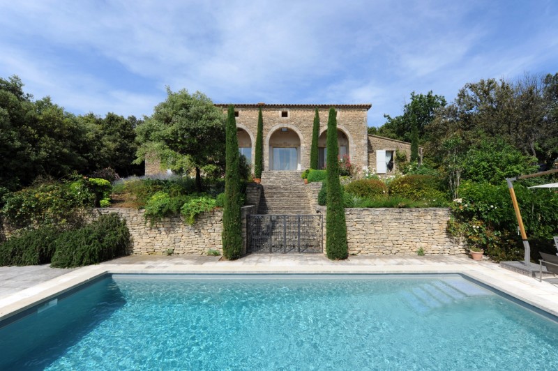 For sale, near Gordes, lovely property with terrace, swimming pool and pool house