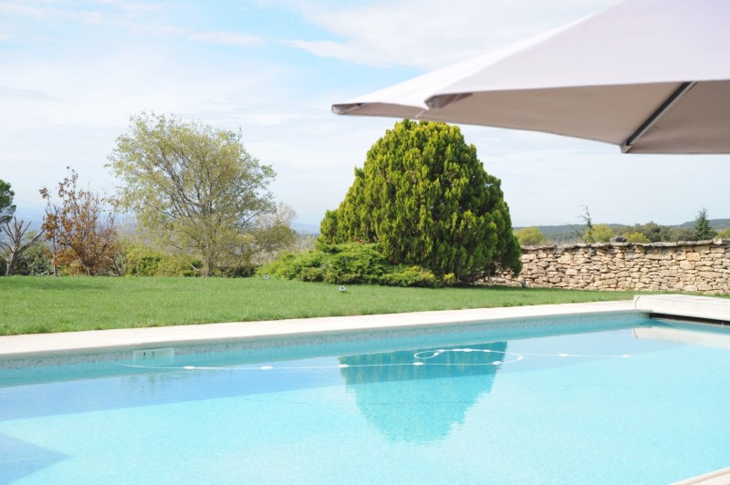 Belle propriété en pierres avec piscine et vue en Provence