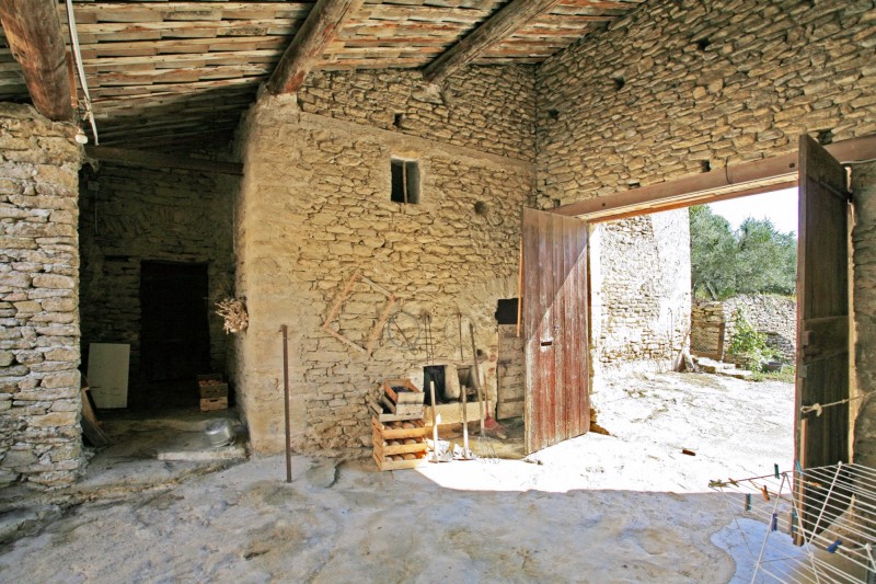Luberon, close to Gordes, for sale, farmhouse from XVIIIth and XIXth centuries to renovate