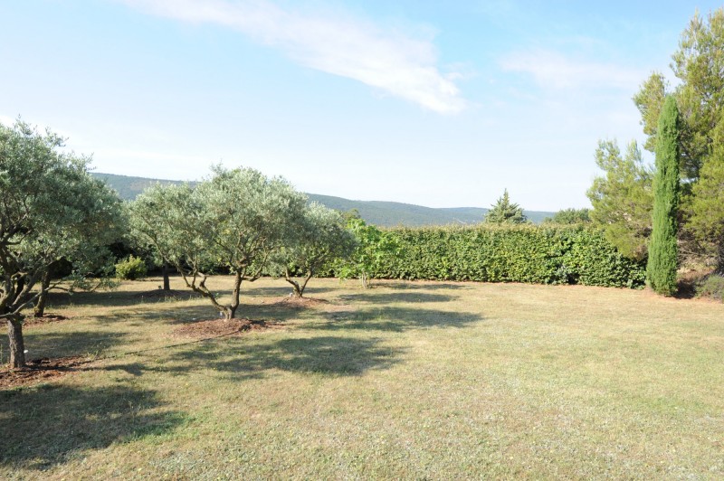 Near a famous hill top village of the Luberon, very comfortable one storey villa, with swimming pool