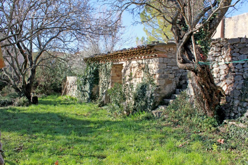 Village house on beautiful land for sale in the heart of the Luberon 
