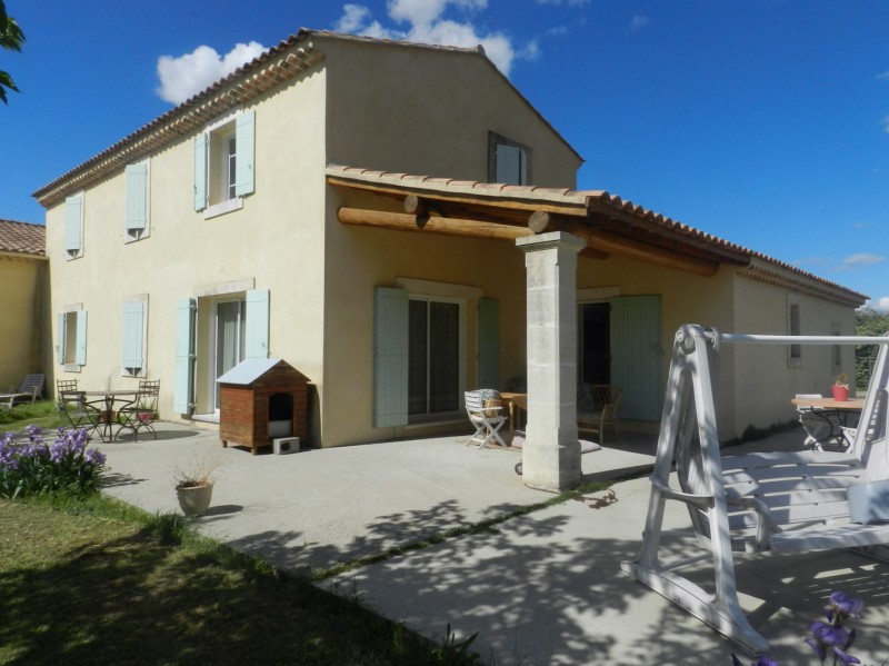 Near Ménerbes, for sale, house with outbuildings and pool on more than one hectare