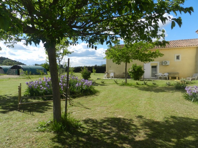 Near Ménerbes, for sale, house with outbuildings and pool on more than one hectare