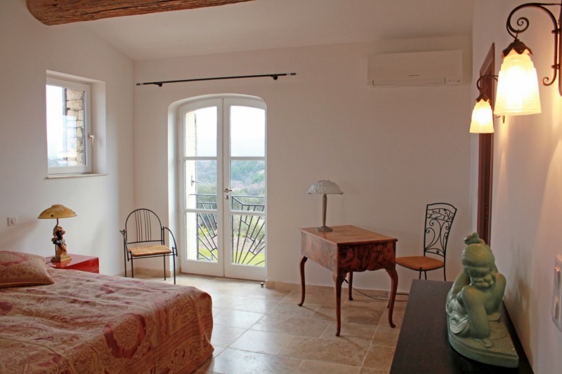 Traditional house close to the village of Gordes with amazing views