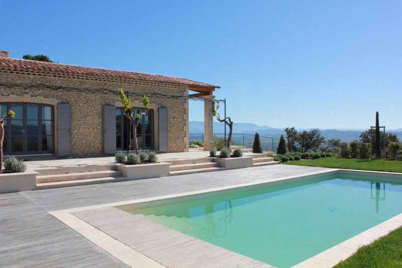 Maison traditionnelle avec piscine en Provence