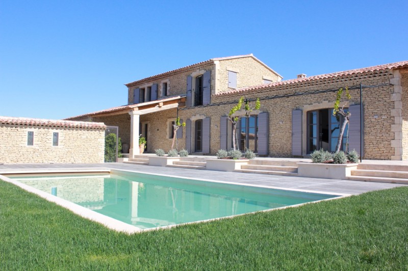 Maison traditionnelle avec piscine en Provence